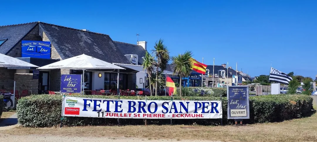 Le Lak Atao à Saint-Pierre avec la banderole de la fête Bro San Per le 11 juillet à Penmarc'h